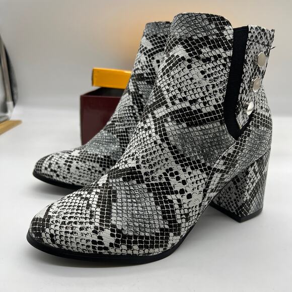 Forever Faux Leather Chunky Heeled Boots Womens Size 7.5 Snake Gray Color Bootie - Picture 7 of 11